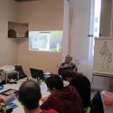 Quando entriamo in aula gli studenti sono impegnati in una lezione di Studio delle luci tenuta dal fumettista bitontino Domenico Sicolo